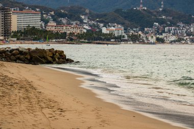Puerto Vallarta 'nın sahil şeridi üzerindeki panoramik manzara, 