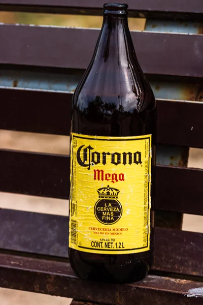 Corona Extra, Corona Mega, uma das cervejas mais vendidas do mundo — Fotografia de Stock