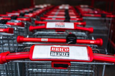 Brico Depot inşaat malzemelerinin dışında alışveriş arabaları görüldü