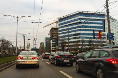 Akşam vakti Bükreş 'te trafik vardı. Trafiğin olduğu arabanın fotoğrafı.