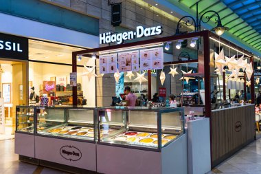 Haagen Dazs 'ın dondurmacısı Buchare' de bir alışveriş merkezinde.