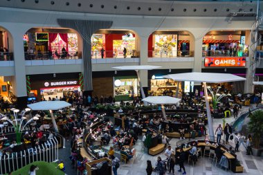 Alışverişçiler indirim ve indirim sezonunda alışveriş merkezini ziyaret ederler.