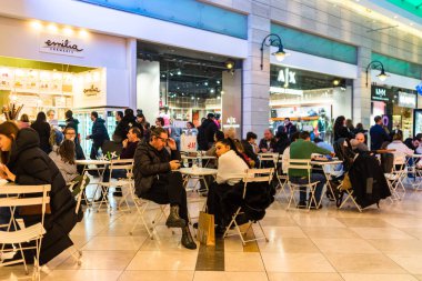 Alışverişçiler indirim ve indirim sezonunda alışveriş merkezini ziyaret ederler.