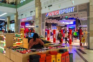 Alışverişçiler indirim ve indirim sezonunda alışveriş merkezini ziyaret ederler.