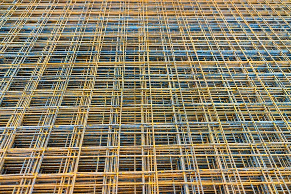 Betonu güçlendirmek için paslı tel örgüsü — Stok fotoğraf