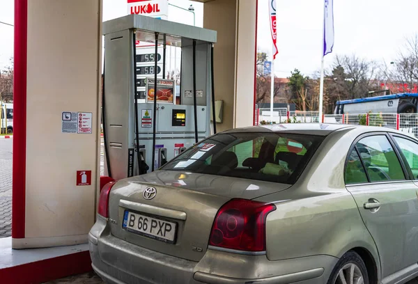 Romanya 'nın Bükreş kentindeki Lukoil petrol şirketinin benzin istasyonu, 202 — Stok fotoğraf