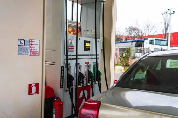 Romanya 'nın Bükreş kentindeki Lukoil petrol şirketinin benzin istasyonu, 202 — Stok fotoğraf