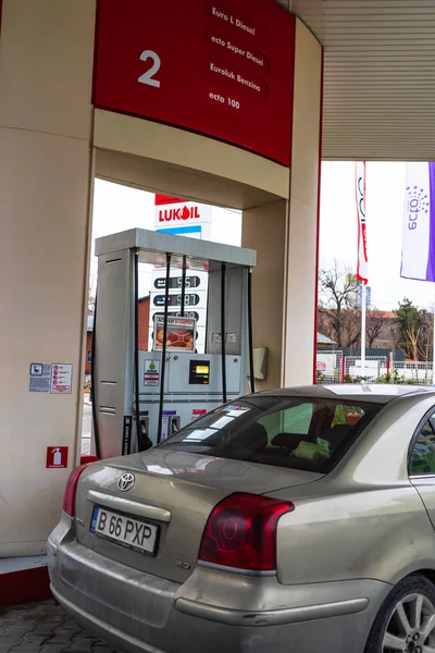 Romanya 'nın Bükreş kentindeki Lukoil petrol şirketinin benzin istasyonu, 202 — Stok fotoğraf