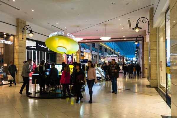 Shoppers visit the mall during winter at discount and sale seaso — Stock Photo, Image