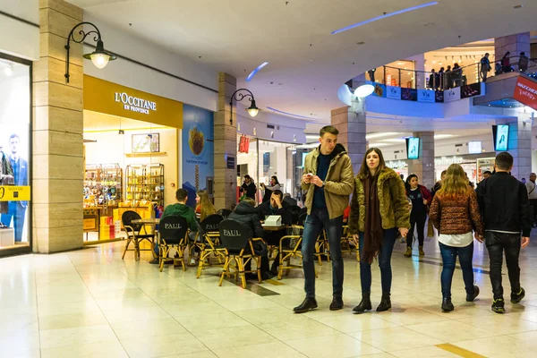 Shoppers visit the mall during winter at discount and sale seaso — Stock Photo, Image