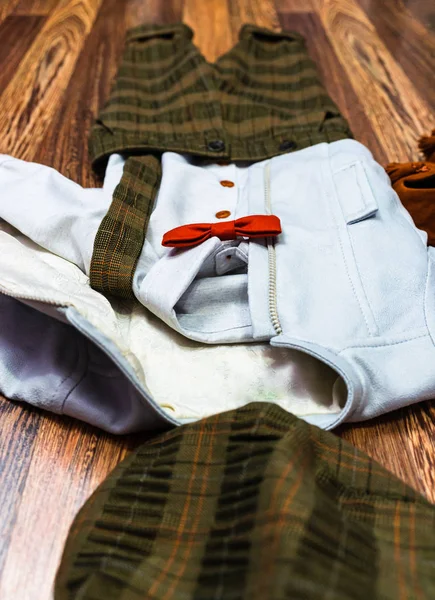 Les enfants, costume de bébé pour la fête de baptême. Vêtements élégants pour bébé garçon — Photo