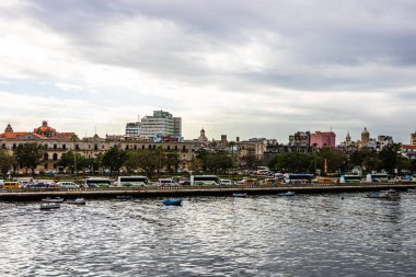Havana 'nın sömürge limanı ve şehrin ve Malecon' un manzarası.
