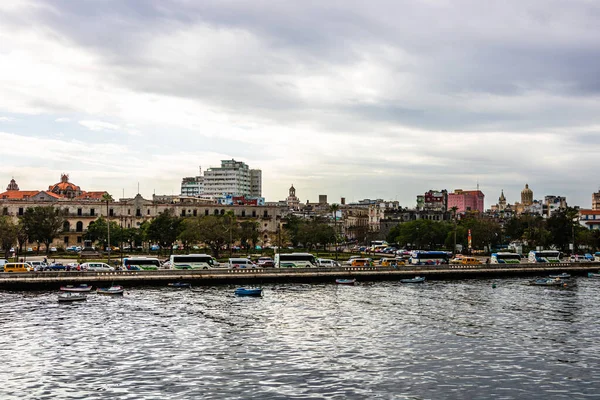 Havana 'nın sömürge limanı ve şehrin ve Malecon' un manzarası.