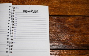 Hatırlatma, ofis gündeminin sayfasında el yazısı metni. Boşluğu kopyala.