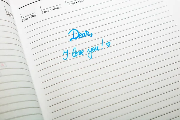 Querido, adoro-te, escrever textos na agenda do escritório. Polícia. — Fotografia de Stock