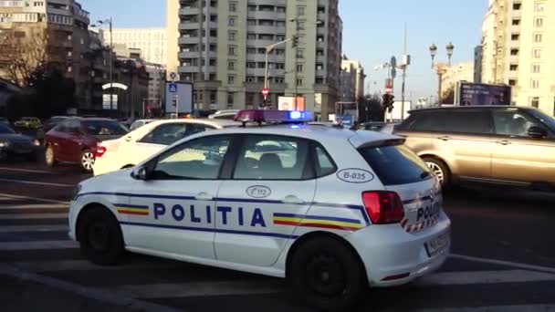 Filmagem Editorial Carro Polícia Com Luzes Piscando Uma Junção Centro — Vídeo de Stock
