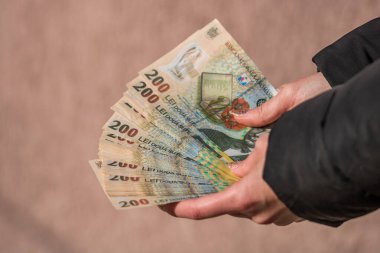 Kadın eli rüşvet gibi para veriyor ya da bahşiş veriyor. Lei para birimi