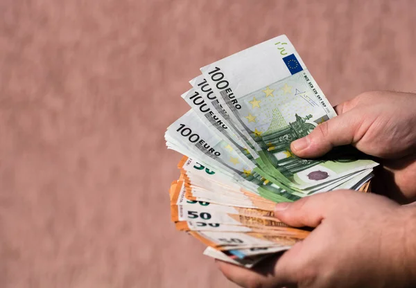 Человек руки подсчет денег, подсчет евро валюты, закрыть — стоковое фото