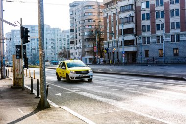 Şehir merkezinde trafik sıkışıktı. Traffi 'de araba bekliyor.