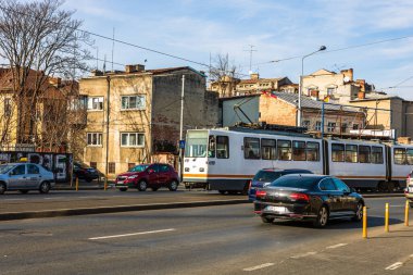 Şehir merkezinde trafik sıkışıktı. Tramvay trafiği. Buch.