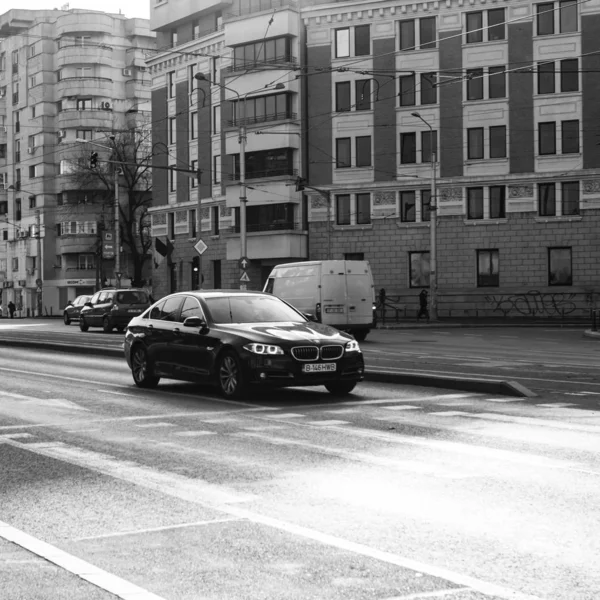 Biltrafik vid rusningstid i centrum. Ny Bmw bil väntar en — Stockfoto