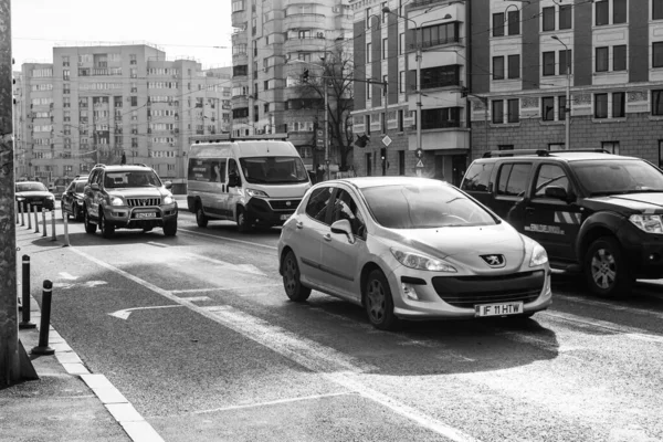 Traffico di auto all'ora di punta nel centro della città. Bucarest, Romania, 2 — Foto Stock