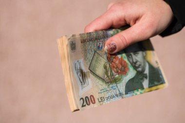 Kadın eli rüşvet gibi para veriyor ya da beyaz torbaya izole edilmiş bahşişler.