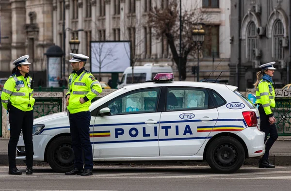 Polizeiagent, rumänische Verkehrspolizei (politia rutiera) directin — Stockfoto