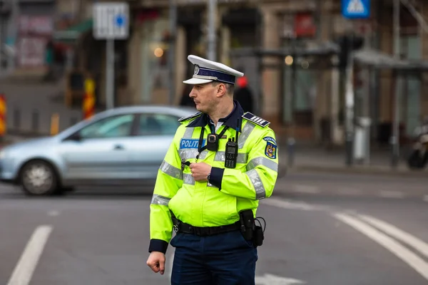 Agent policji, rumuńska policja drogowa (Politia Rutiera) directin — Zdjęcie stockowe