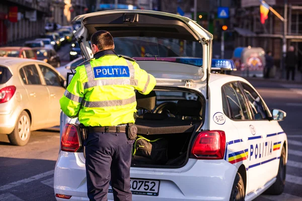 Agent policji, rumuńska policja drogowa (Politia Rutiera) directin — Zdjęcie stockowe