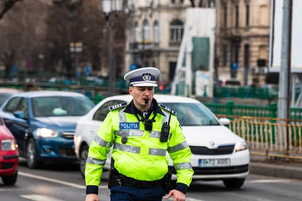 Agent policji, rumuńska policja drogowa (Politia Rutiera) directin — Zdjęcie stockowe