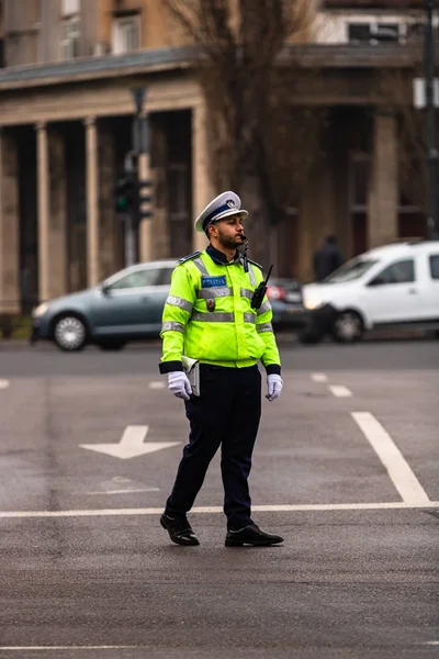 Polizeiagent, rumänische Verkehrspolizei (politia rutiera) directin — Stockfoto