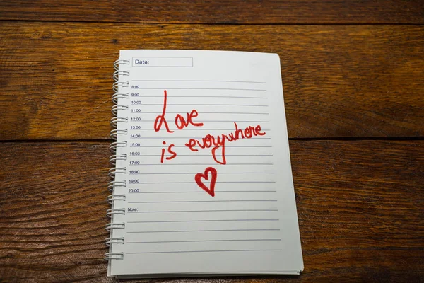 Liefde is overal, het schrijven van liefde tekst op papier, mooie boodschap. — Stockfoto