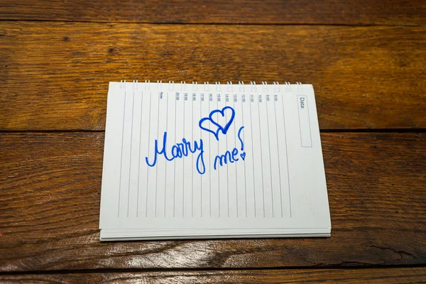 Trouw met me, schrijf liefdessms 'jes op papier, mooie boodschap. Tekst op sp — Stockfoto
