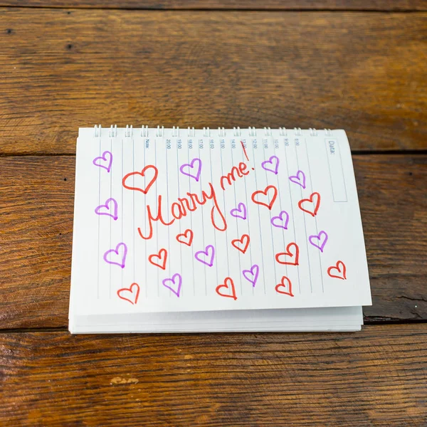 Sposami, scrivi messaggi d'amore su carta, bel messaggio. Testo su sp — Foto Stock