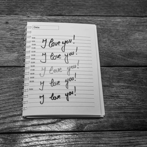 Miluju tě, píšu milostný text na papír, krásný vzkaz. Text na — Stock fotografie