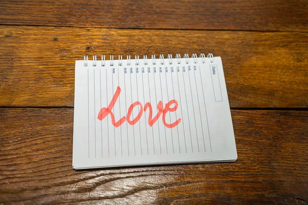 Amore, scrivere un messaggio d'amore su carta, un messaggio adorabile. Testo a spirale — Foto Stock
