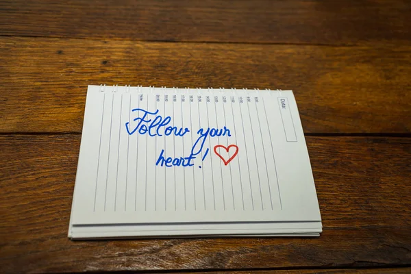 Volg je hart, het schrijven van liefdessms 'jes op papier, mooie boodschap. T — Stockfoto