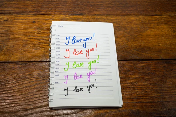 Ti amo, scrivere messaggi d'amore su carta, un bel messaggio. Testo su — Foto Stock