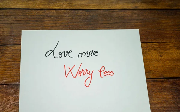 Ame mais, preocupe-se menos, escrevendo texto de amor no papel, mensageiro adorável — Fotografia de Stock