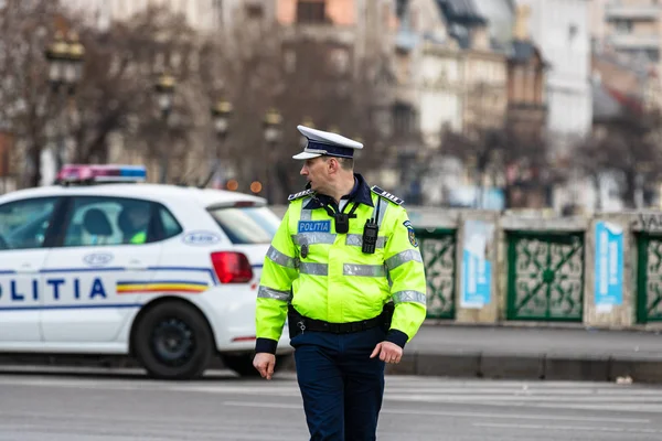 Agent policji, rumuńska policja drogowa (Politia Rutiera) directin — Zdjęcie stockowe