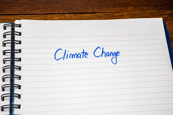 Písmo o změně klimatu na papíře, na pořadu jednání úřadu. Polda — Stock fotografie