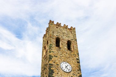Amalfi yakınlarındaki Portofino köyündeki eski saat kulesinin detaylı görüntüsü