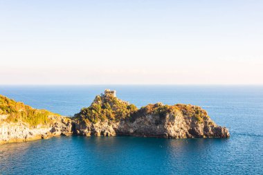 Eski ortaçağ kale kulesi, Amalfi Sahili (İtalya), deniz visi ile