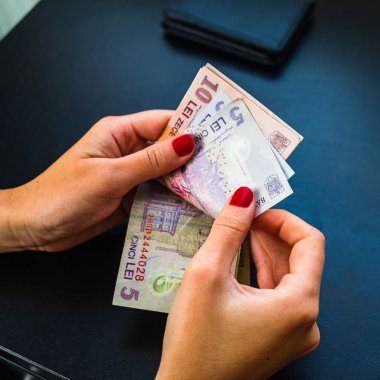 Eller para sayıyor, LEI sayıyor.