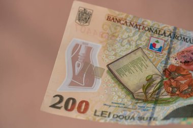 Kadın eli rüşvet gibi para veriyor ya da bahşiş veriyor. Lei Curren