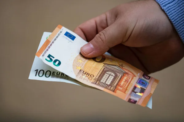 Mãos dando dinheiro como um suborno ou dicas. Detenção de notas de euro — Fotografia de Stock