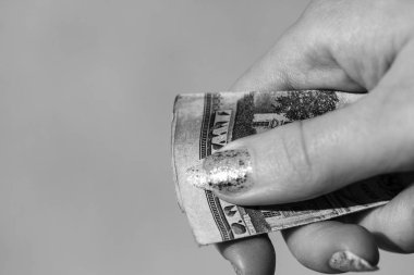 Eller rüşvet ya da bahşiş gibi para veriyor. ABD dolarlarını elinde tutmak