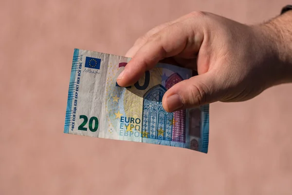 Férfi kezek adnak pénzt, mint egy kenőpénz vagy borravaló. Euróbankno állomány — Stock Fotó