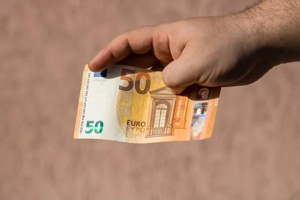 Mannen geven geld als steekpenningen of fooien. Houden van eurobankbiljetten — Stockfoto
